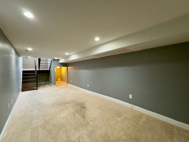 Building Photo - Charming 3-Bedroom Townhome with Modern Am...