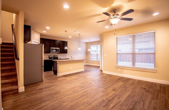 Building Photo - 347 Madison Oaks Ave