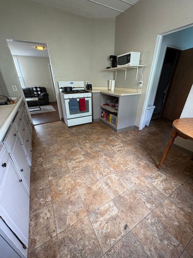 Building Photo - 4 Bedroom, 2 Bath House Near UWL and WWTC