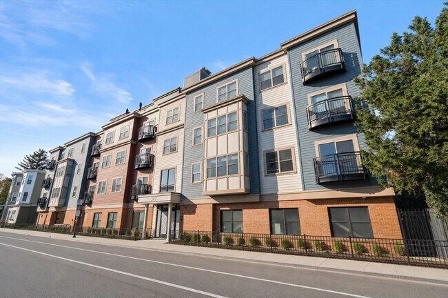 Building Photo - 320 Maverick St