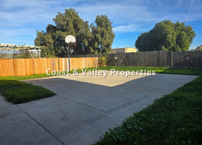 Building Photo - 319 Maple Ave