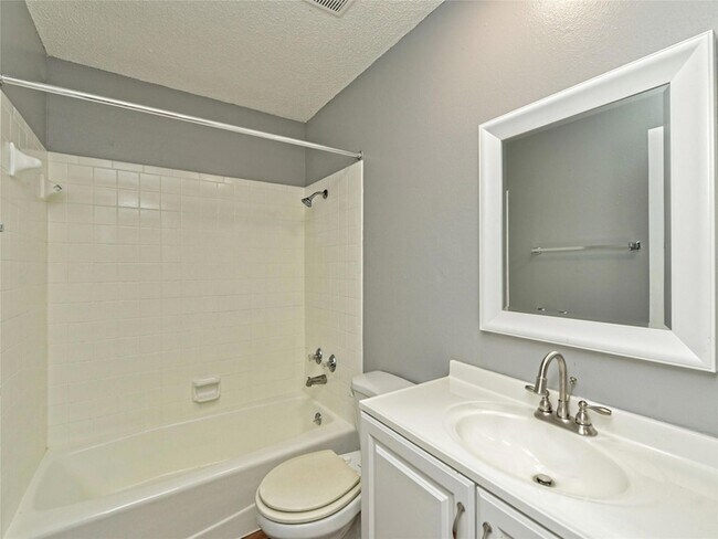 Building Photo - 1010 Cushing Dr