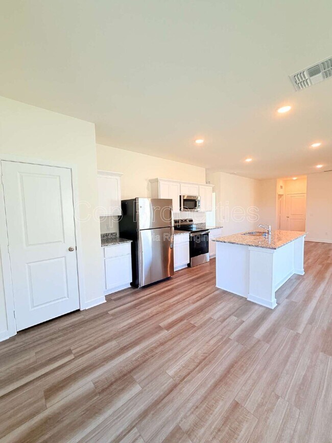 Building Photo - 10219 Pine River Dr