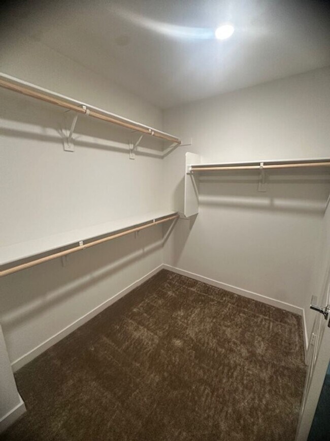 Building Photo - SPACIOUS 3 BEDROOM 3.5 BATH TRI-STORY TOWNHOME