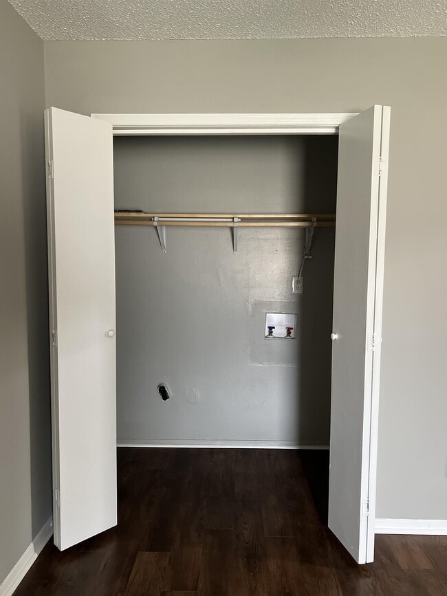 Building Photo - 1705 Deatsville Hwy