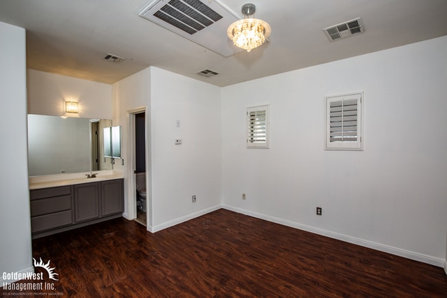 Building Photo - Spacious Home with Casita, Pool & Prime Las Vegas Location!