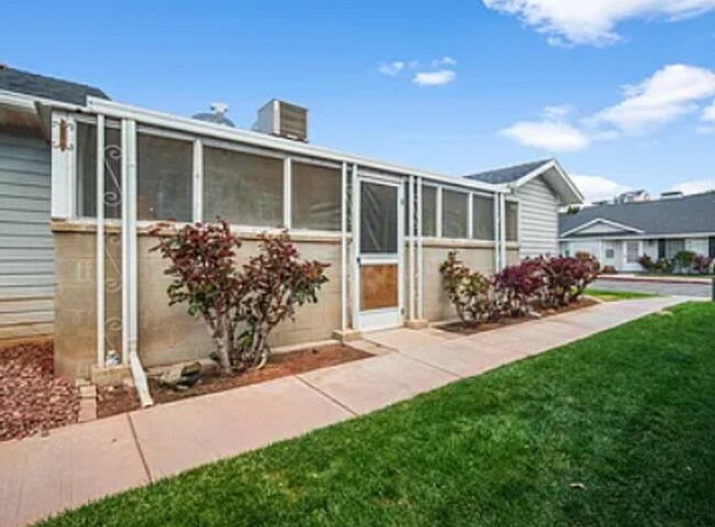 Building Photo - Charming Townhome Close to Shopping and Hospital