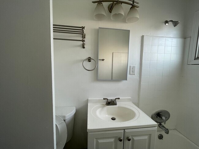 Bathroom - 6128 De Longpre Ave