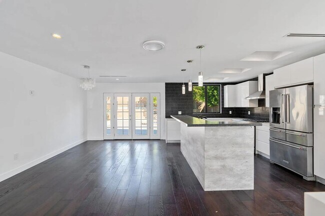 Building Photo - Modern and Spacious 4 Bed + 2.5 Bath Home