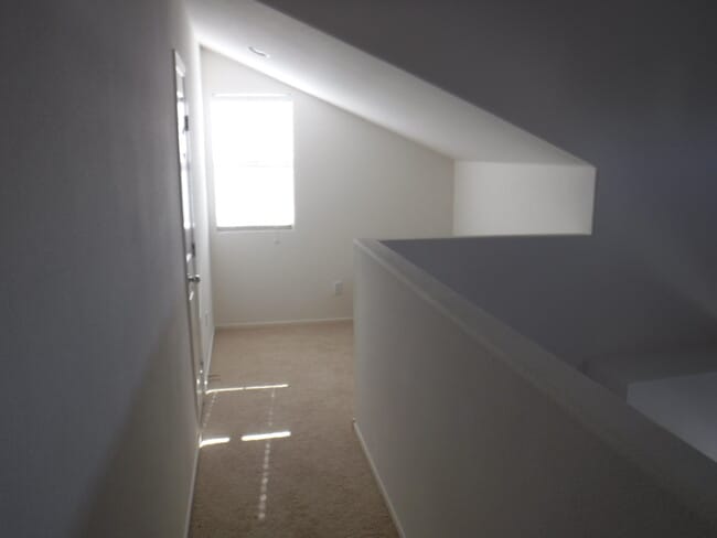 Building Photo - 3 BEDROOM HOME IN GATED COMMUNITY WITH COM...