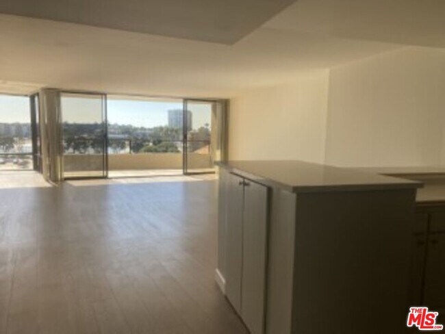 Building Photo - 4265 Marina City Dr