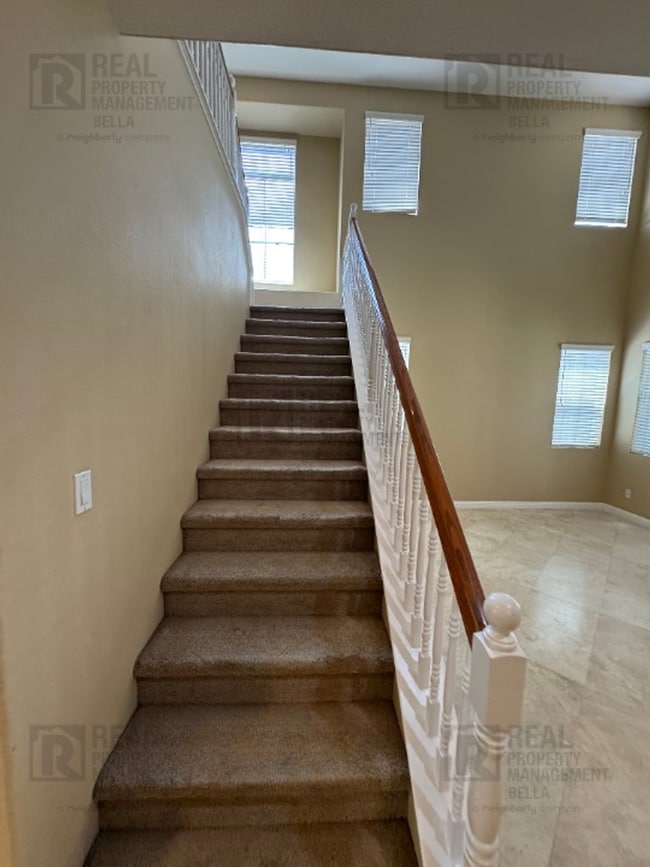 Building Photo - Ideal Layout! 4 Bedroom Home with Main Floor Bed/Bath & Open Loft