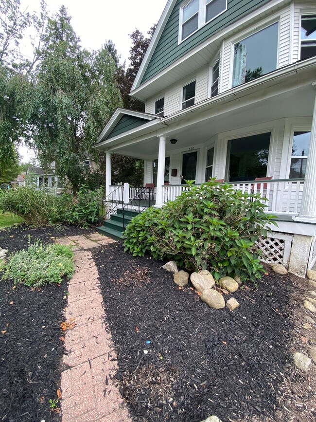 Building Photo - 1520 Maple Rd