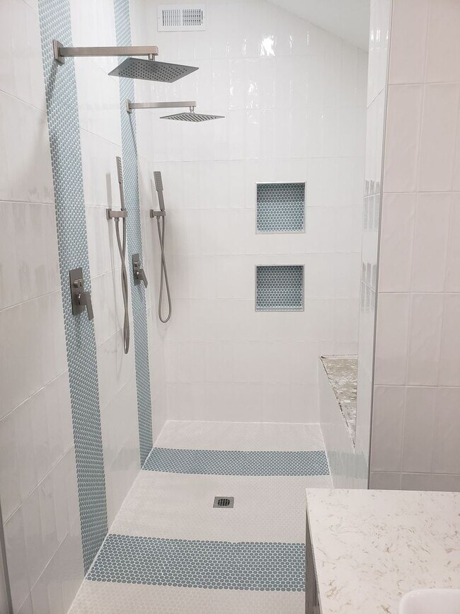 Building Photo - SPACIOUS LUXURY HOME WITH IN-LAW SUITE! [F...
