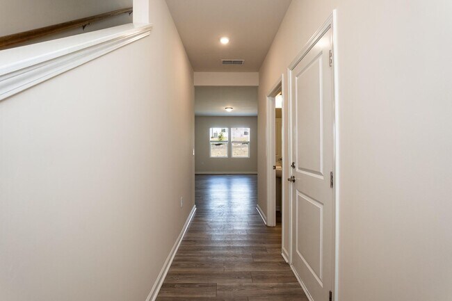 Building Photo - Move In Ready Three Bedroom Home!