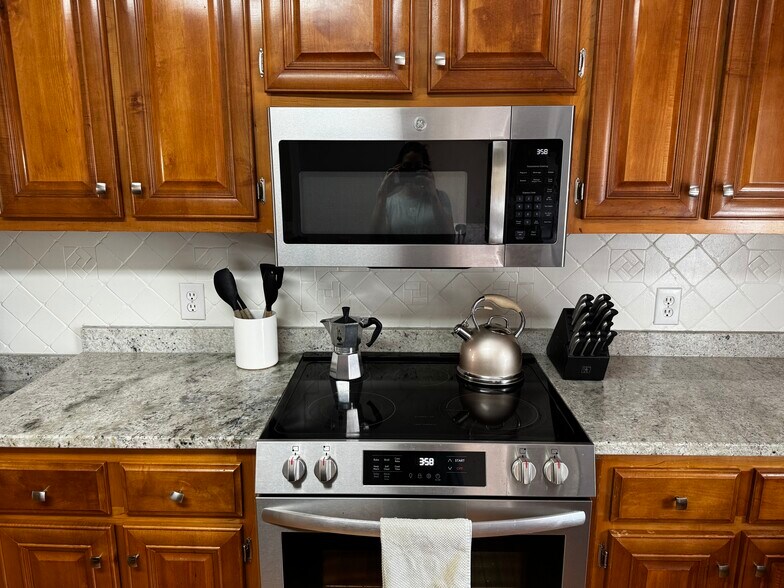 Building Photo - 4056 Lenox Park Dr