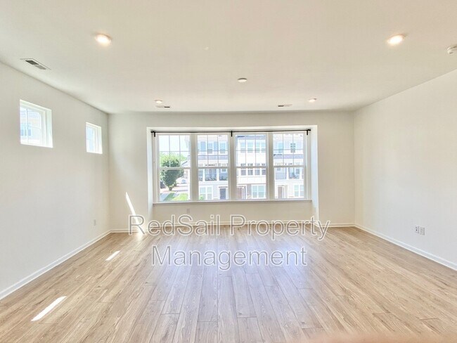 Building Photo - 1575 Green Hill St