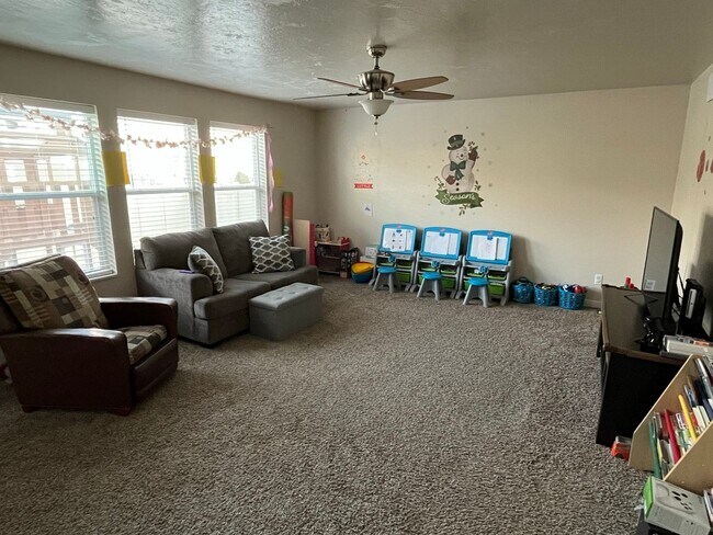 Building Photo - Comfortable Living in a Beautiful, Well-Kept Home