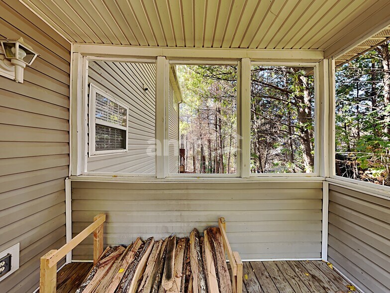 Building Photo - 322 Hillcrest Ln