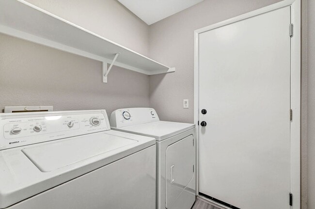 Building Photo - Fully Renovated Single Story 3bd/2bth Single Family Home