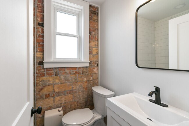 Building Photo - 1 Bedroom 1 Bath Unit Available