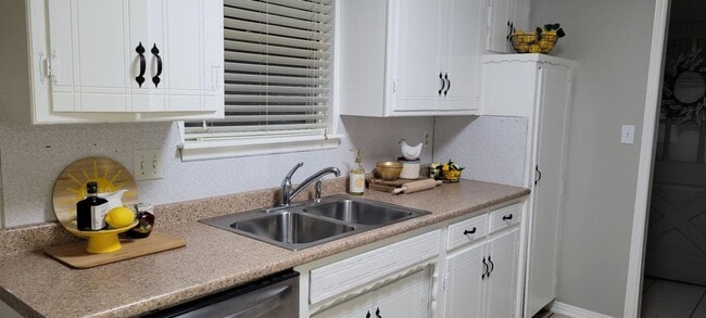 Building Photo - 3 bed room home for rent in Moore!  2 baths, 2 car garage with fenced yard near Santa Fe and SW 4...