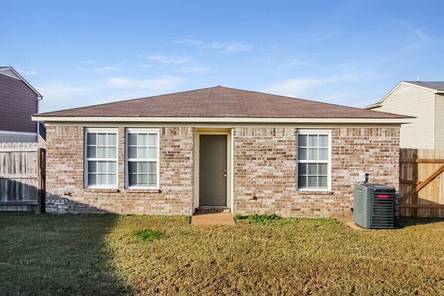 Building Photo - 7807 Birdwood Dr