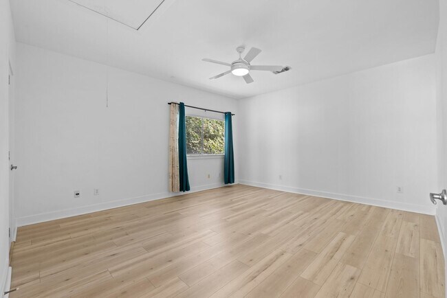 Building Photo - Contemporary Townhome Steps from Downtown/...