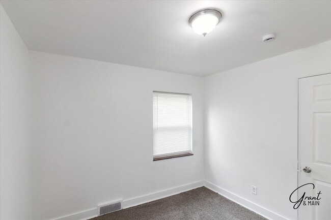 Building Photo - $1350 3 bedrooms