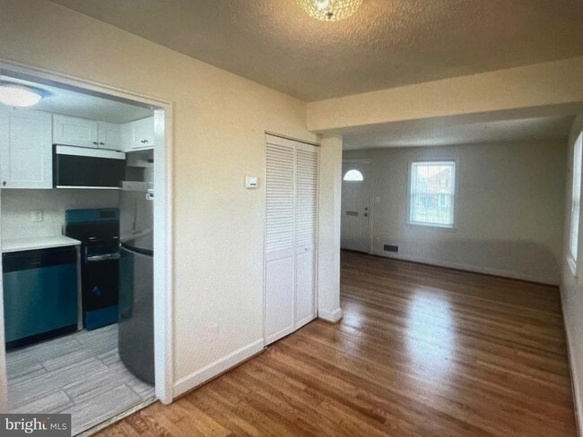 Building Photo - 2588 Iverson St