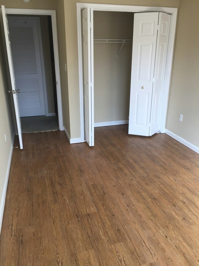 Building Photo - 173 Royalty Cir