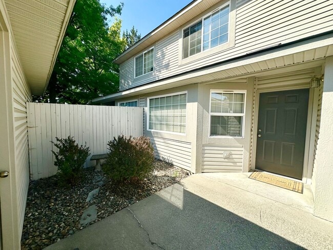 Building Photo - Introducing the Perfect Townhouse Steps Away from Central WA University!