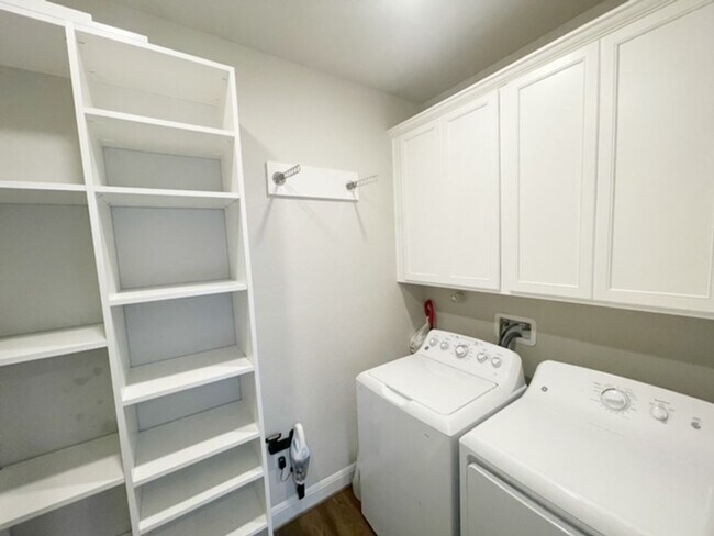 Building Photo - This stunning, 4BED/2BATH, well maintained...