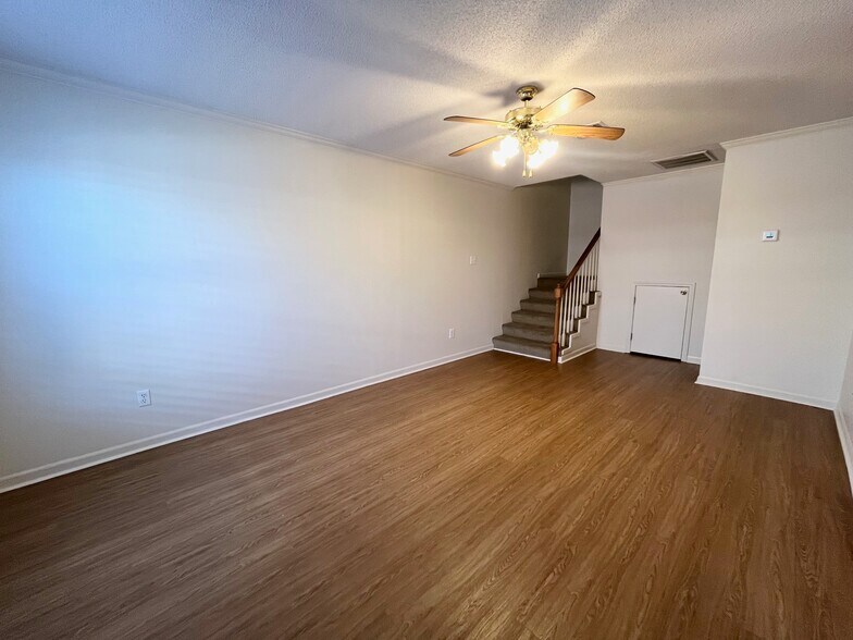 Building Photo - 122 Mall Cir