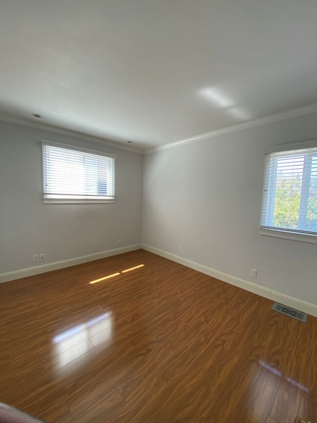 Building Photo - Cozy 2 bedroom 1 bath home Huntington Park