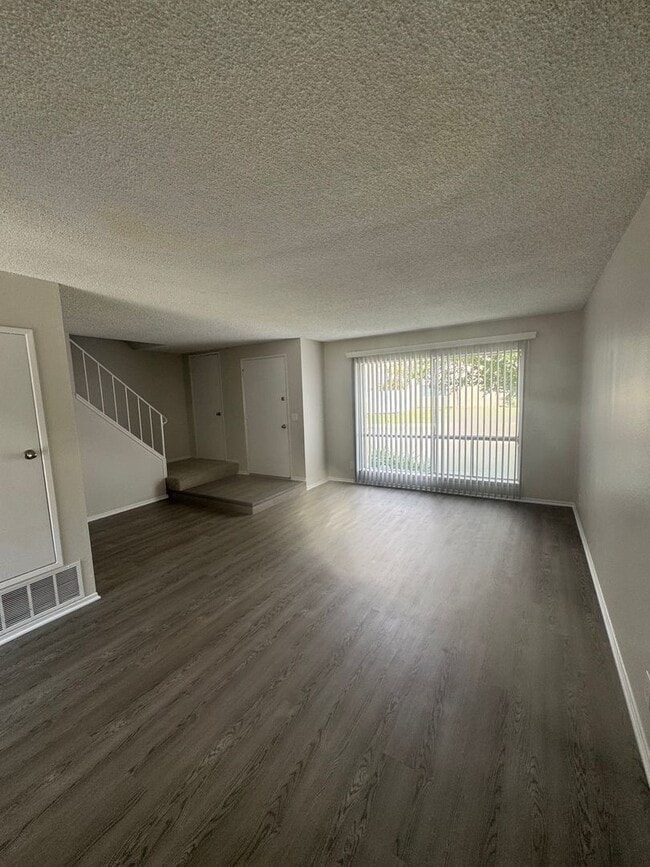 Building Photo - 3 Bed + 1.5 Bath Townhouse