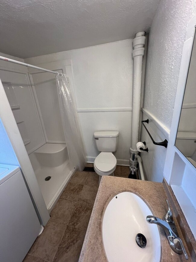 Building Photo - 2 bedroom house, huge 2 car garage, large ...