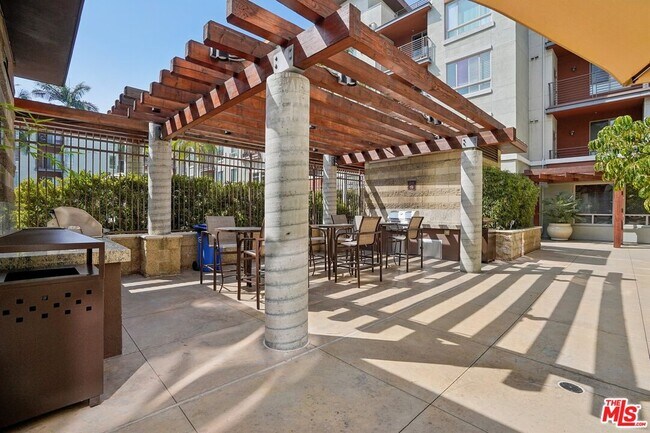 Building Photo - 100 S Alameda St