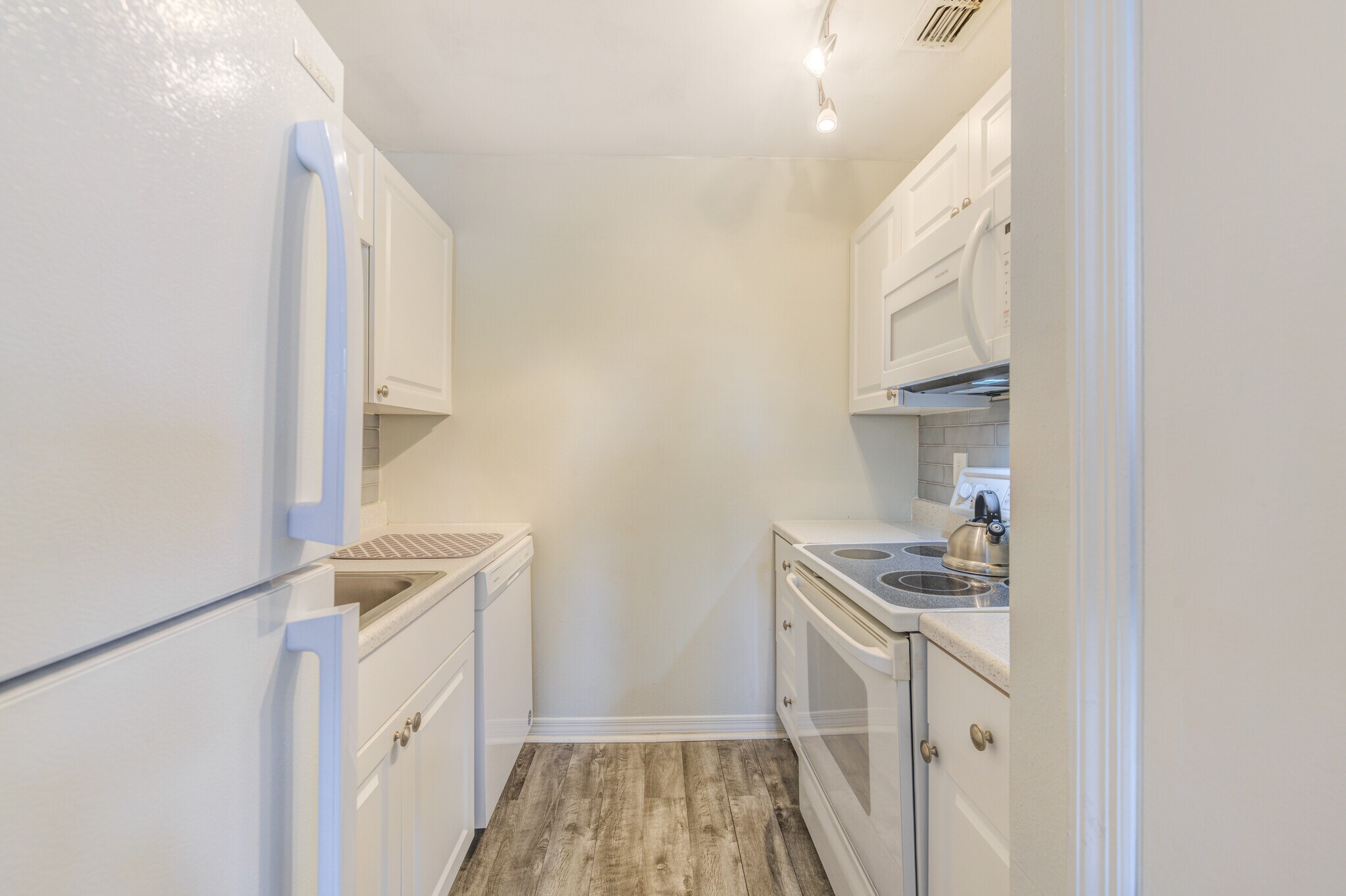 Kitchen 3 - 122 Pompano Dr SE