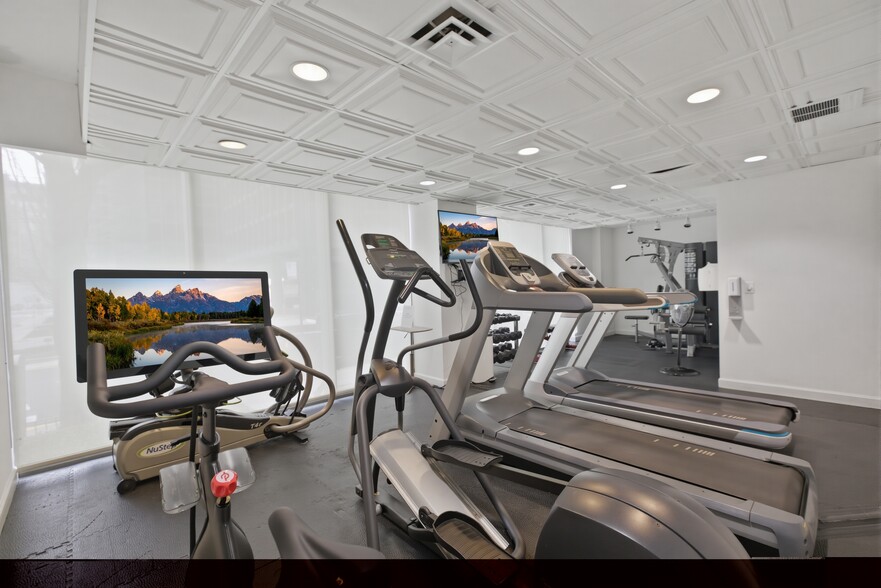 Building Photo - 253 E Delaware Pl