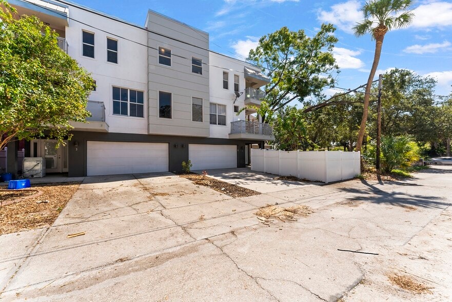 Alley Entry to Unit # 4 - 113 S Newport Ave