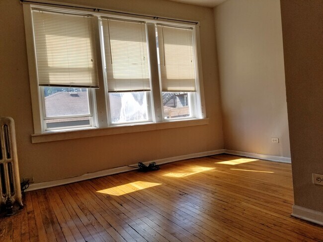 Building Photo - 2214 N St Louis Ave
