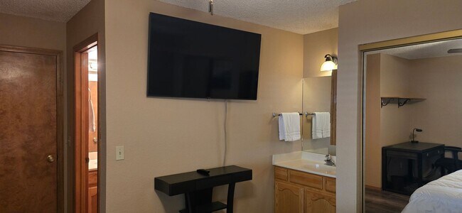 Building Photo - 2831 N Walnut Hills Dr