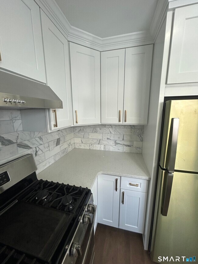 Building Photo - 54 Forest St