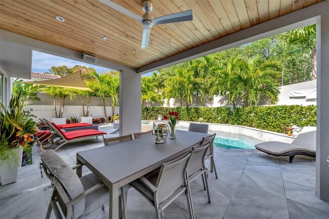 Building Photo - 544 N Victoria Park Rd