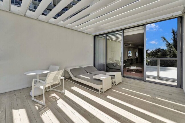 Building Photo - 2201 Collins Ave