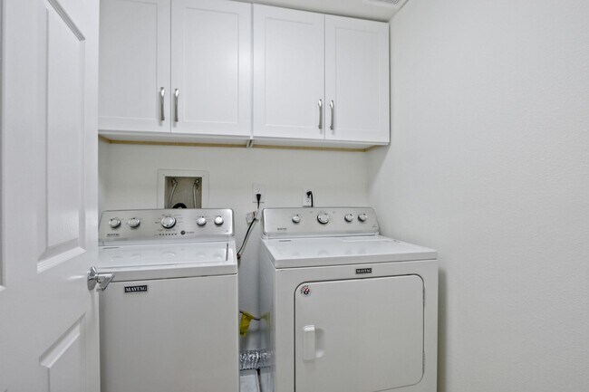 Building Photo - Panoramic View Condo For Lease