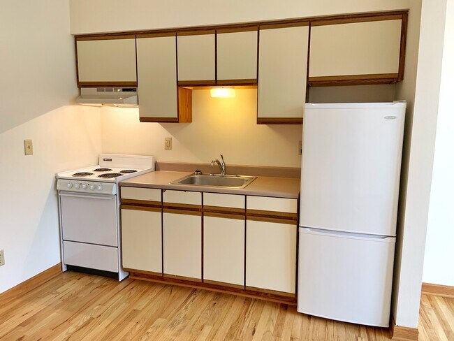 Building Photo - STUDIO Apartment, Hardwood Floors, Tall Ceiling, Downtown Waukesha!