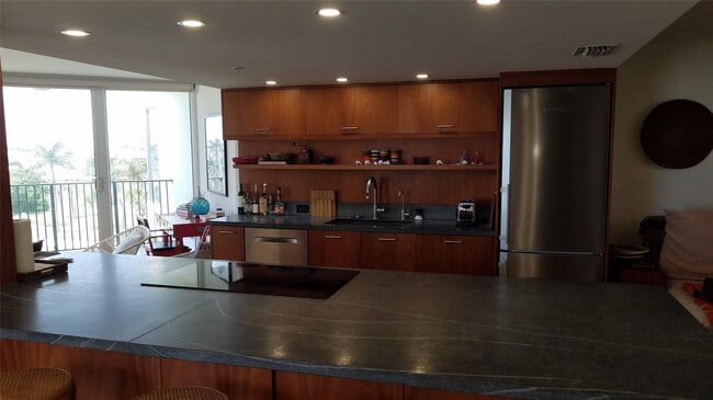 Building Photo - 2565 S Ocean Blvd