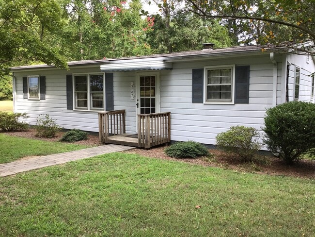 Building Photo - 3 Bedroom Home in Newport Area!